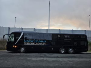 LE 10 MARS EN BELGIQUE AU CITIE DU BRUXELLES A 12 H AM UNE BUS NOIR EN PARKING